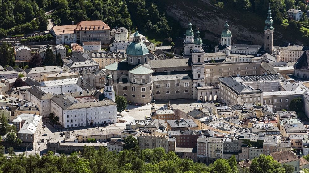 Salzburg von oben - Kirchengebäude des Dom zu Salzburg am Residenzplatz in Salzburg in Österreich