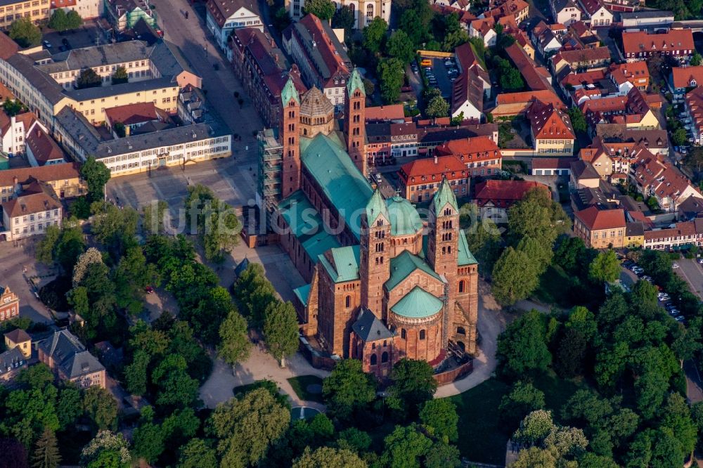 Luftbild Speyer - Kirchengebäude des Dom zu Speyer in Speyer im Bundesland Rheinland-Pfalz, Deutschland