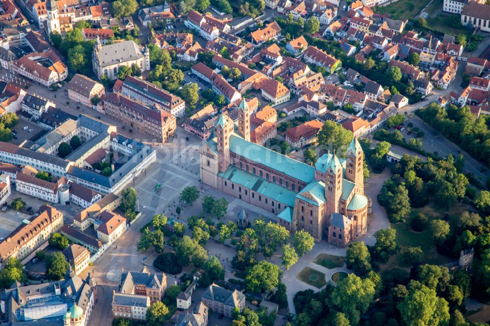 Speyer aus der Vogelperspektive: Kirchengebäude des Dom zu Speyer in Speyer im Bundesland Rheinland-Pfalz, Deutschland