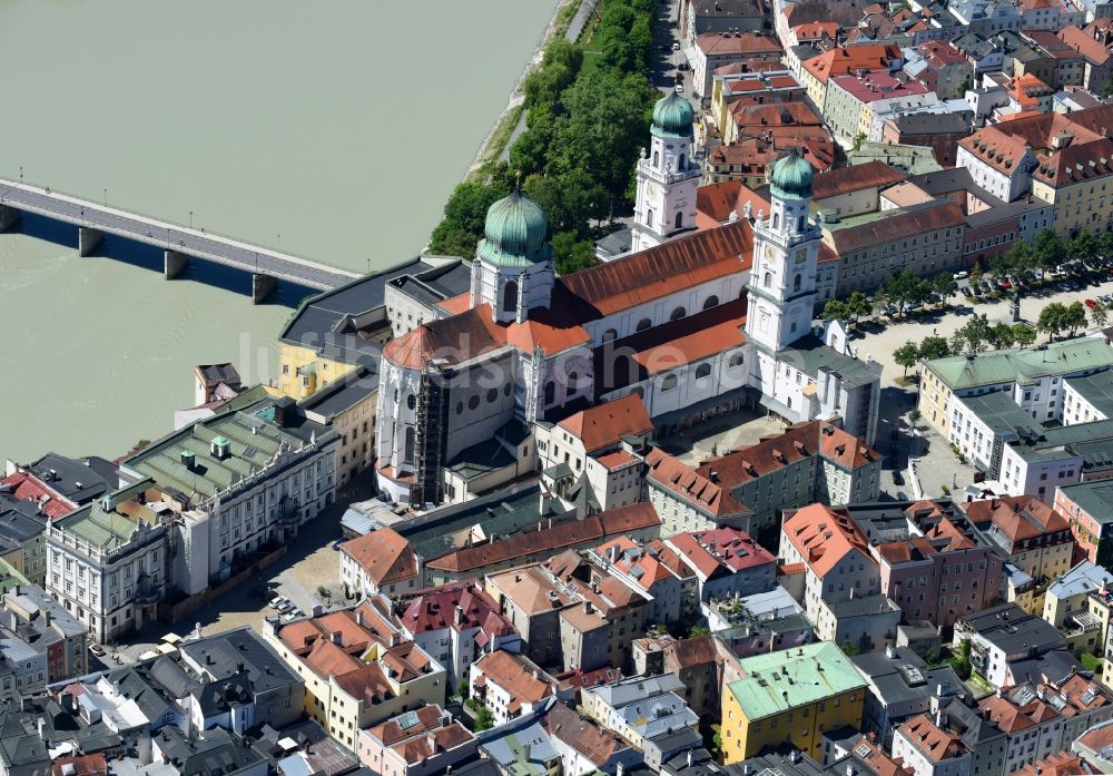 Luftbild Passau - Kirchengebäude des Dom St. Stephan in Passau im Bundesland Bayern, Deutschland