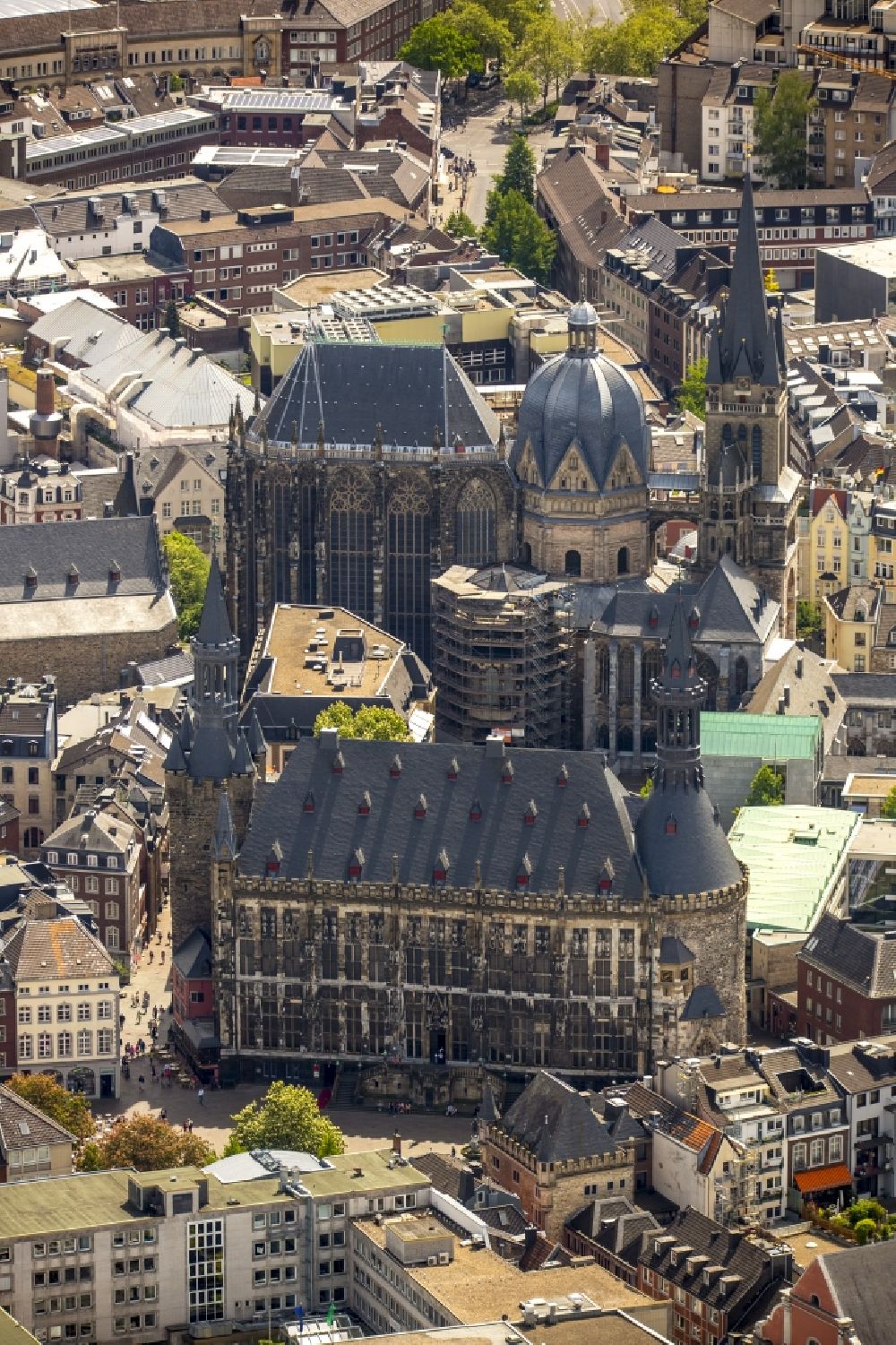 Luftbild Aachen - Kirchengebäude des Domes zu Aachen im Bundesland Nordrhein-Westfalen