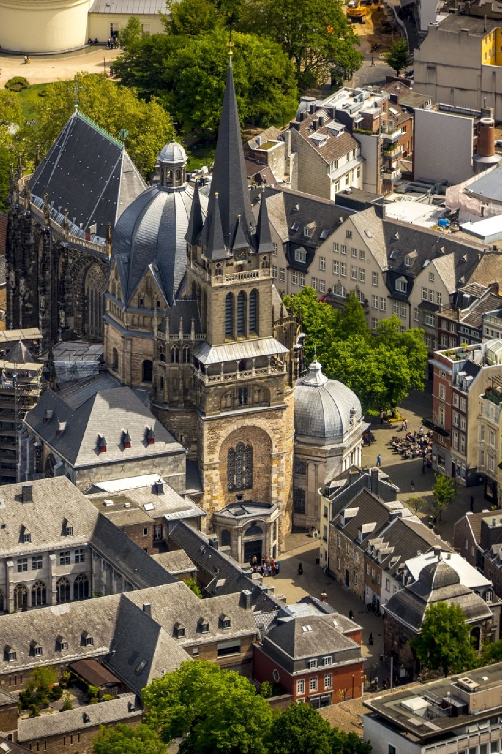 Luftaufnahme Aachen - Kirchengebäude des Domes zu Aachen im Bundesland Nordrhein-Westfalen