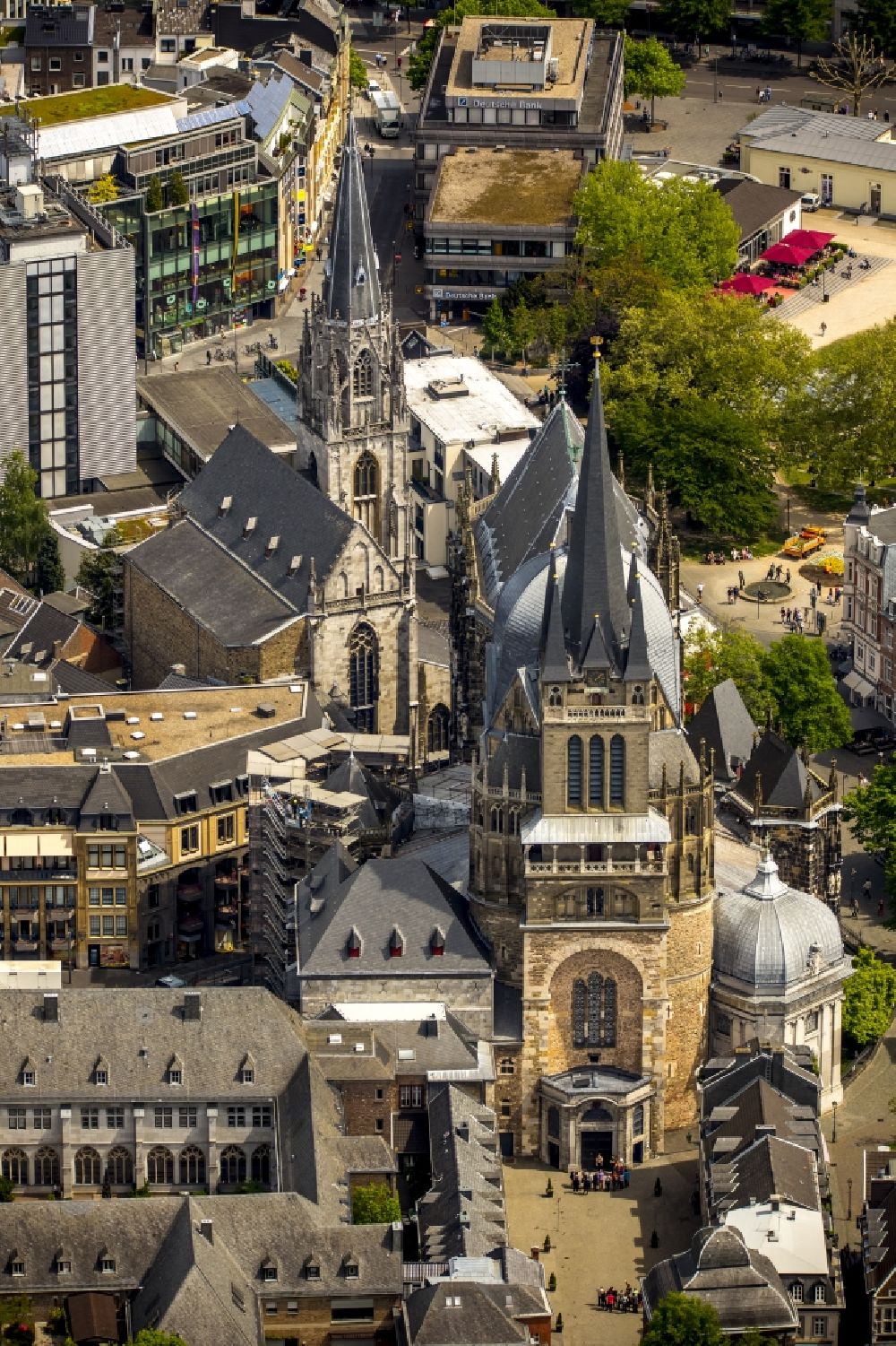 Aachen aus der Vogelperspektive: Kirchengebäude des Domes zu Aachen im Bundesland Nordrhein-Westfalen
