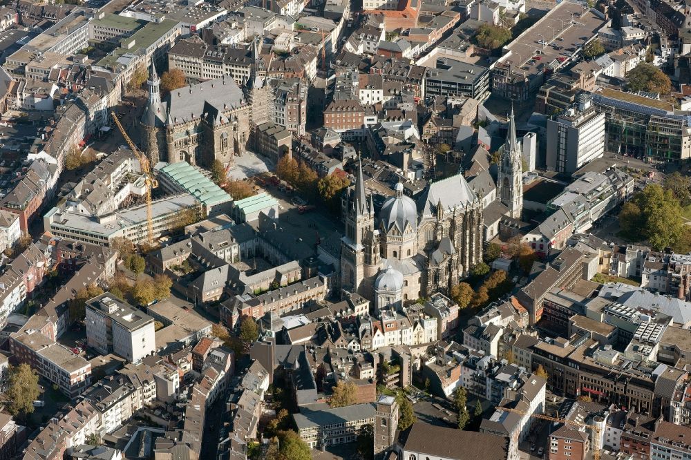 Luftbild Aachen - Kirchengebäude des Domes in der Altstadt in Aachen im Bundesland Nordrhein-Westfalen, Deutschland