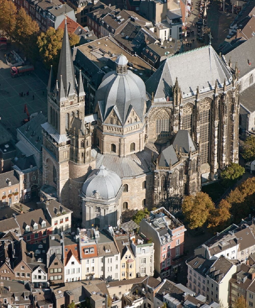 Luftaufnahme Aachen - Kirchengebäude des Domes in der Altstadt in Aachen im Bundesland Nordrhein-Westfalen, Deutschland