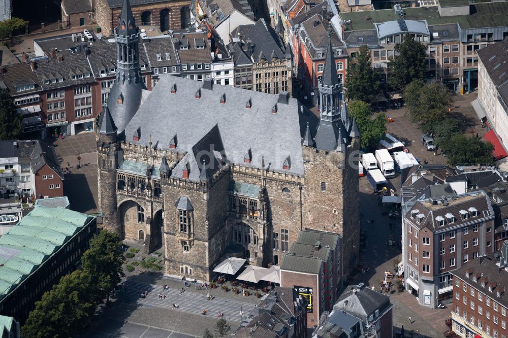 Aachen aus der Vogelperspektive: Kirchengebäude des Domes in der Altstadt in Aachen im Bundesland Nordrhein-Westfalen, Deutschland