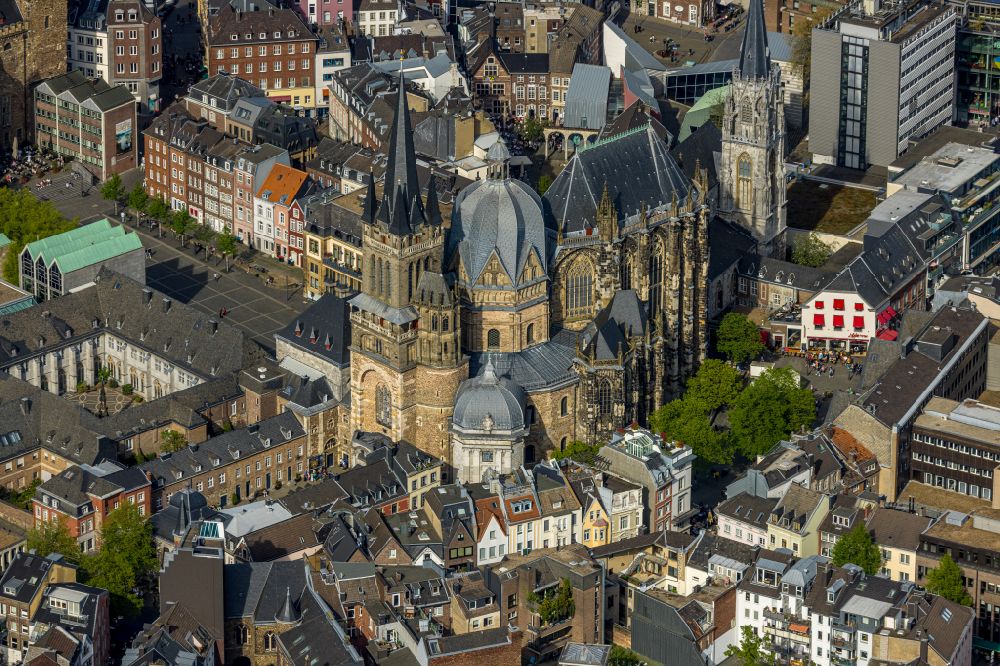 Luftaufnahme Aachen - Kirchengebäude des Domes in der Altstadt in Aachen im Bundesland Nordrhein-Westfalen, Deutschland