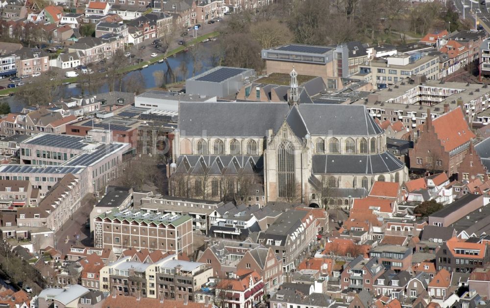 Alkmaar aus der Vogelperspektive: Kirchengebäude des Domes in der Altstadt in Alkmaar in Noord-Holland, Niederlande