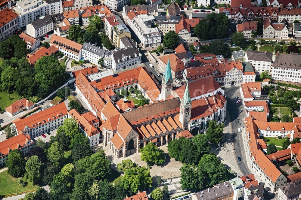 Augsburg aus der Vogelperspektive: Kirchengebäude des Domes in der Altstadt in Augsburg im Bundesland Bayern, Deutschland