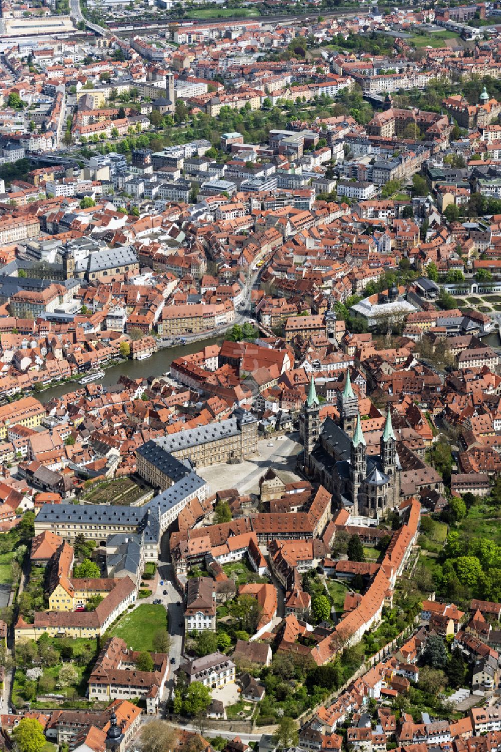 Bamberg aus der Vogelperspektive: Kirchengebäude des Domes in der Altstadt in Bamberg im Bundesland Bayern, Deutschland