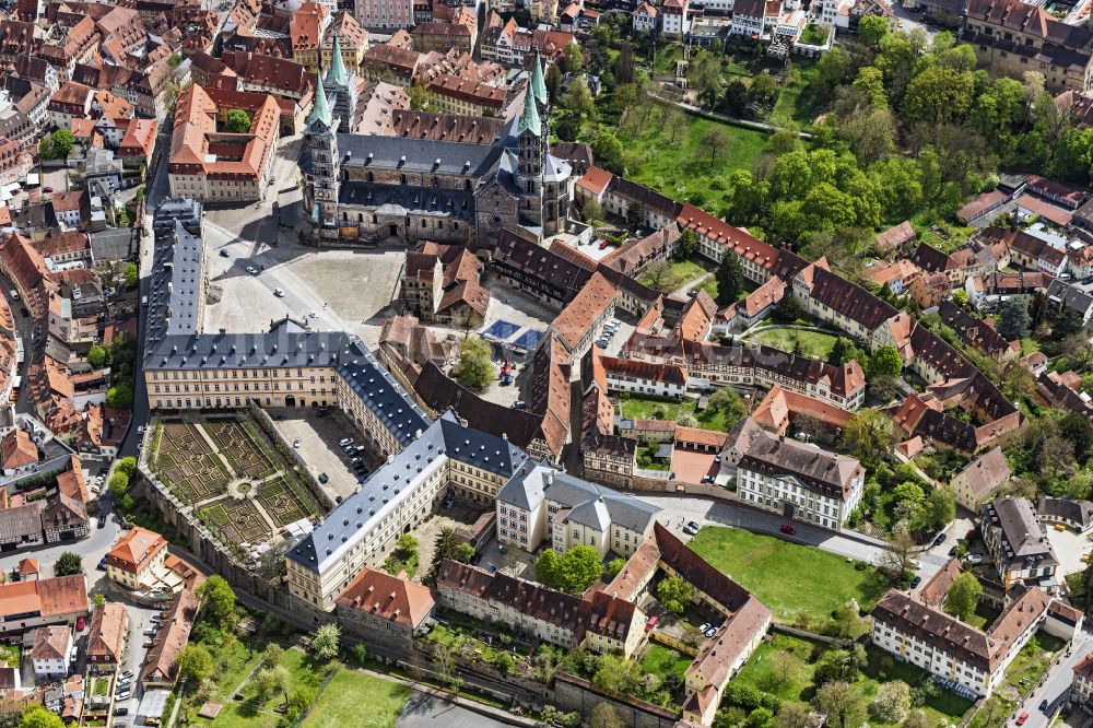 Bamberg von oben - Kirchengebäude des Domes in der Altstadt in Bamberg im Bundesland Bayern, Deutschland