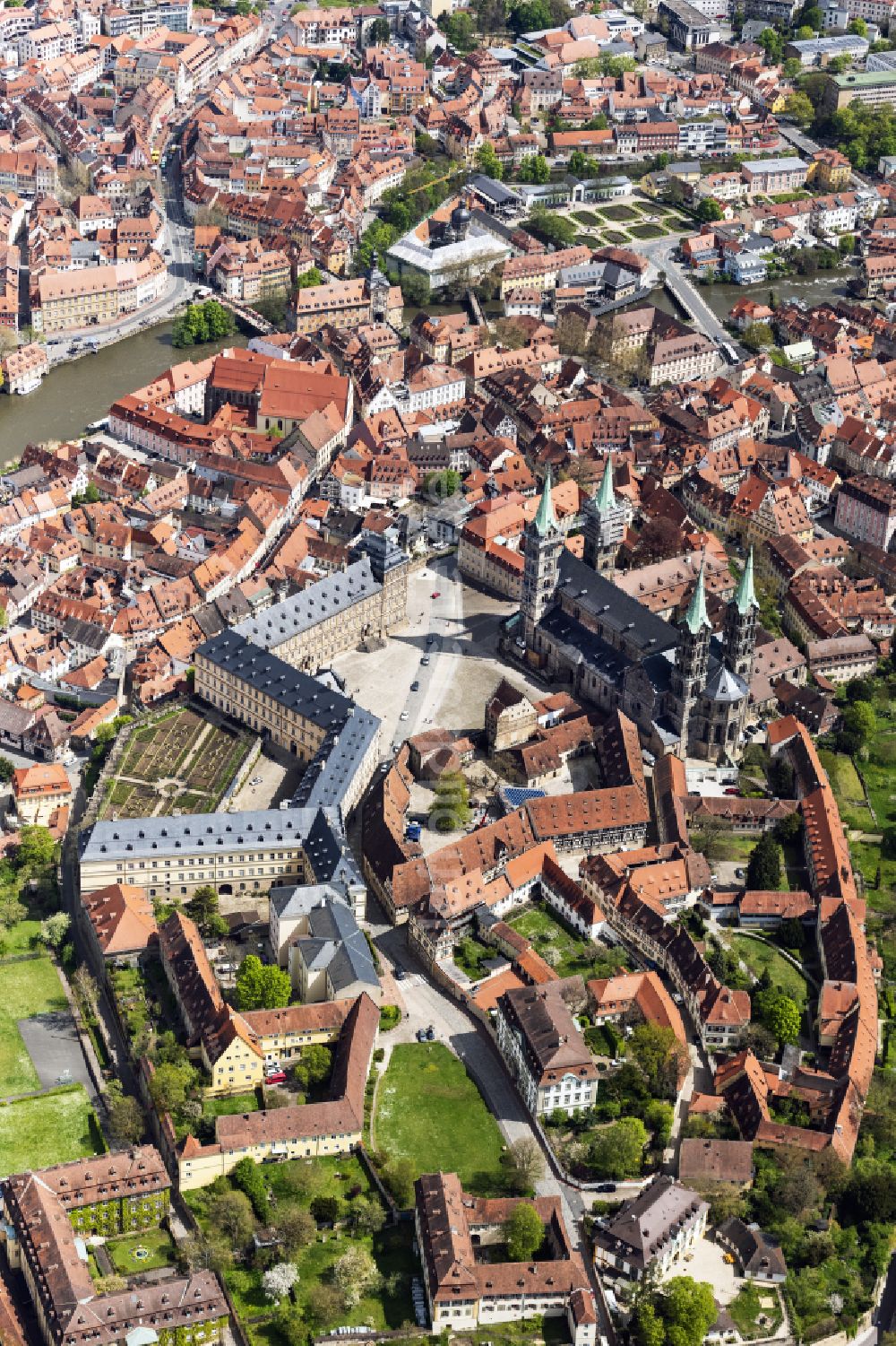 Luftbild Bamberg - Kirchengebäude des Domes in der Altstadt in Bamberg im Bundesland Bayern, Deutschland