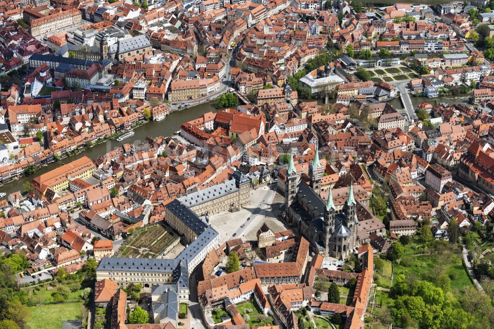 Luftaufnahme Bamberg - Kirchengebäude des Domes in der Altstadt in Bamberg im Bundesland Bayern, Deutschland