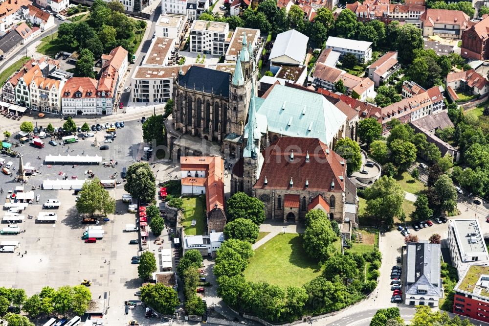 Erfurt von oben - Kirchengebäude des Domes in der Altstadt in Erfurt im Bundesland Thüringen, Deutschland