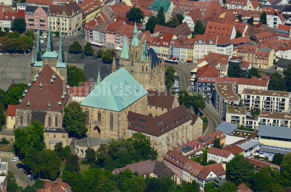 Luftaufnahme Erfurt - Kirchengebäude des Domes in der Altstadt in Erfurt im Bundesland Thüringen, Deutschland