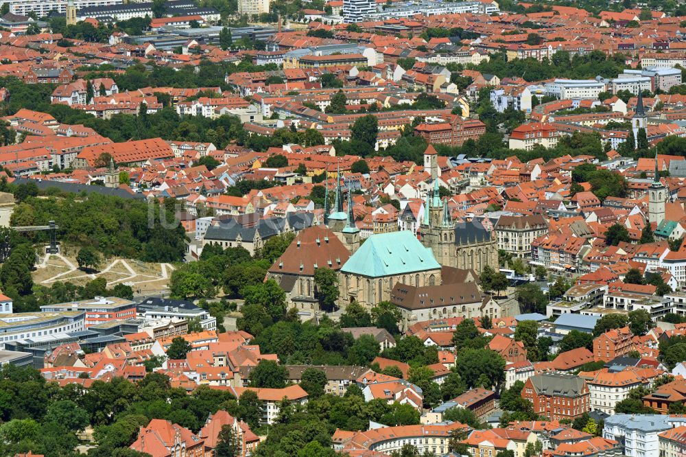 Luftaufnahme Erfurt - Kirchengebäude des Domes in der Altstadt in Erfurt im Bundesland Thüringen, Deutschland