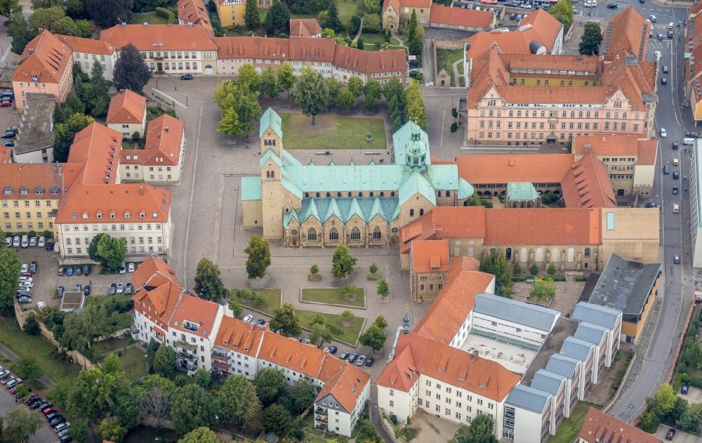 Luftaufnahme Hildesheim - Kirchengebäude des Domes in der Altstadt in Hildesheim im Bundesland Niedersachsen, Deutschland