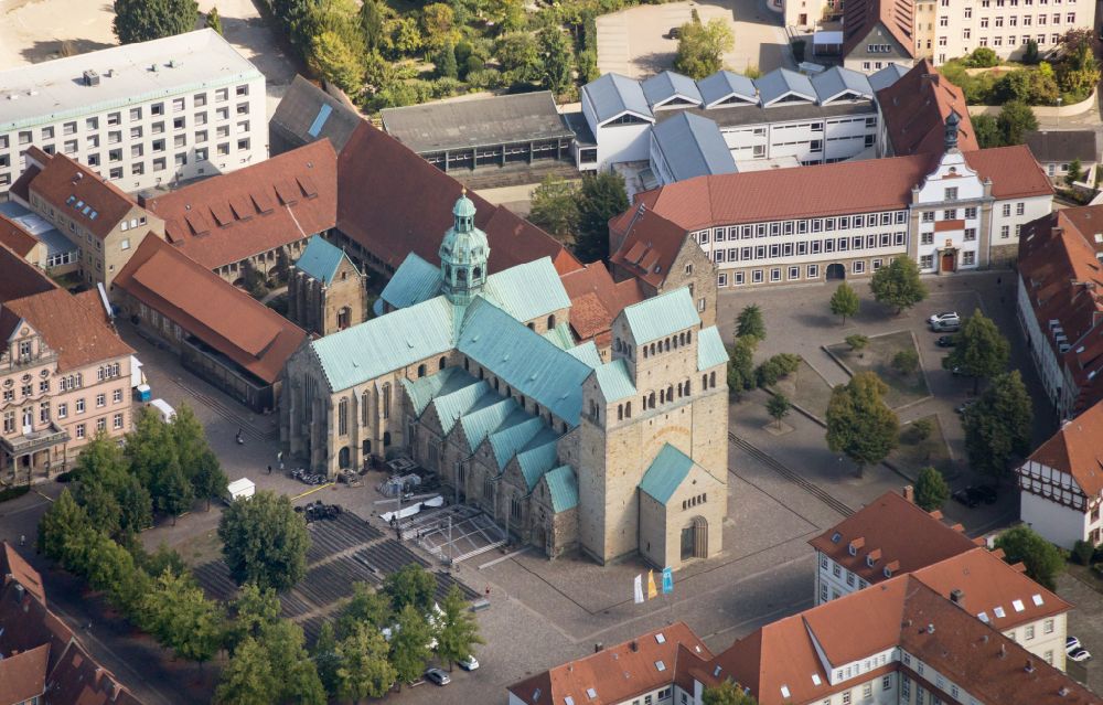 Hildesheim von oben - Kirchengebäude des Domes in der Altstadt in Hildesheim im Bundesland Niedersachsen, Deutschland
