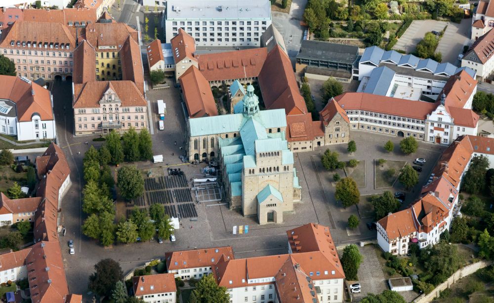 Hildesheim aus der Vogelperspektive: Kirchengebäude des Domes in der Altstadt in Hildesheim im Bundesland Niedersachsen, Deutschland