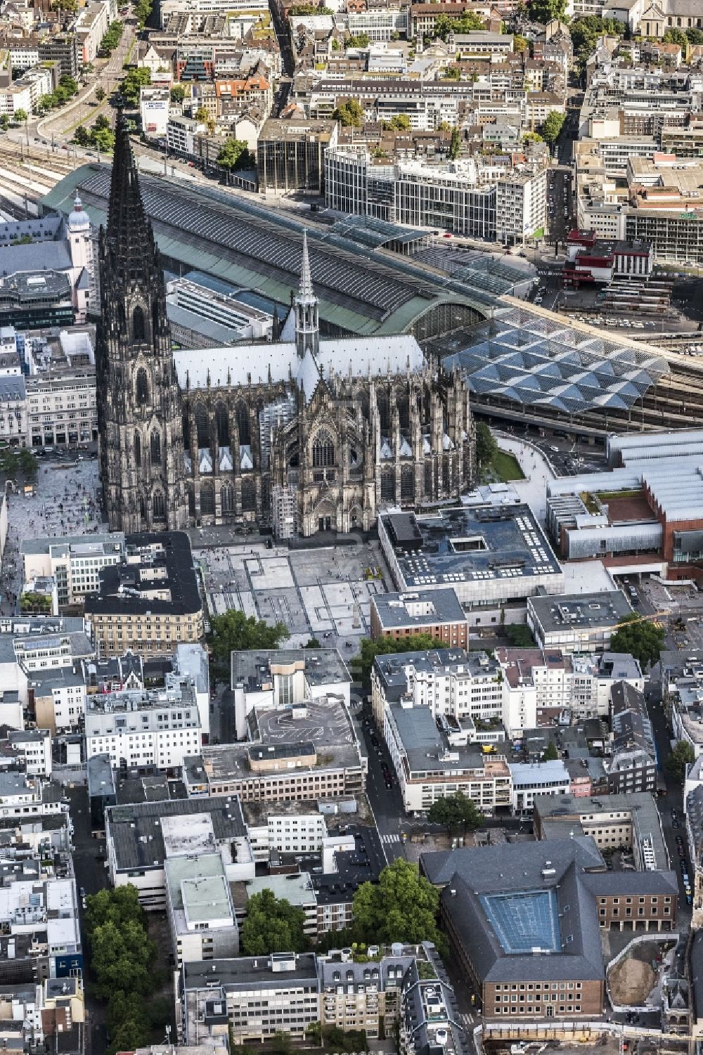 Köln aus der Vogelperspektive: Kirchengebäude des Domes in der Altstadt in Köln im Bundesland Nordrhein-Westfalen, Deutschland