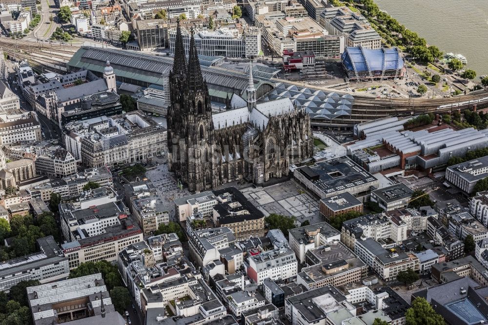 Luftbild Köln - Kirchengebäude des Domes in der Altstadt in Köln im Bundesland Nordrhein-Westfalen, Deutschland