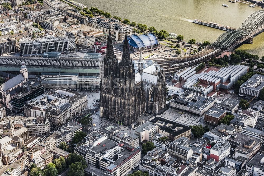 Luftaufnahme Köln - Kirchengebäude des Domes in der Altstadt in Köln im Bundesland Nordrhein-Westfalen, Deutschland