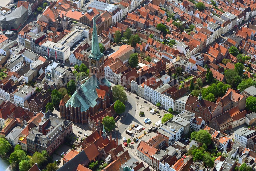 Luftaufnahme Lübeck - Kirchengebäude des Domes in der Altstadt in Lübeck im Bundesland Schleswig-Holstein, Deutschland