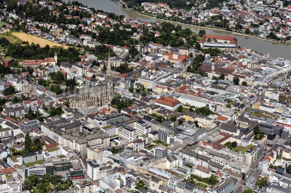 Linz aus der Vogelperspektive: Kirchengebäude des Domes in der Altstadt in Linz in Oberösterreich, Österreich
