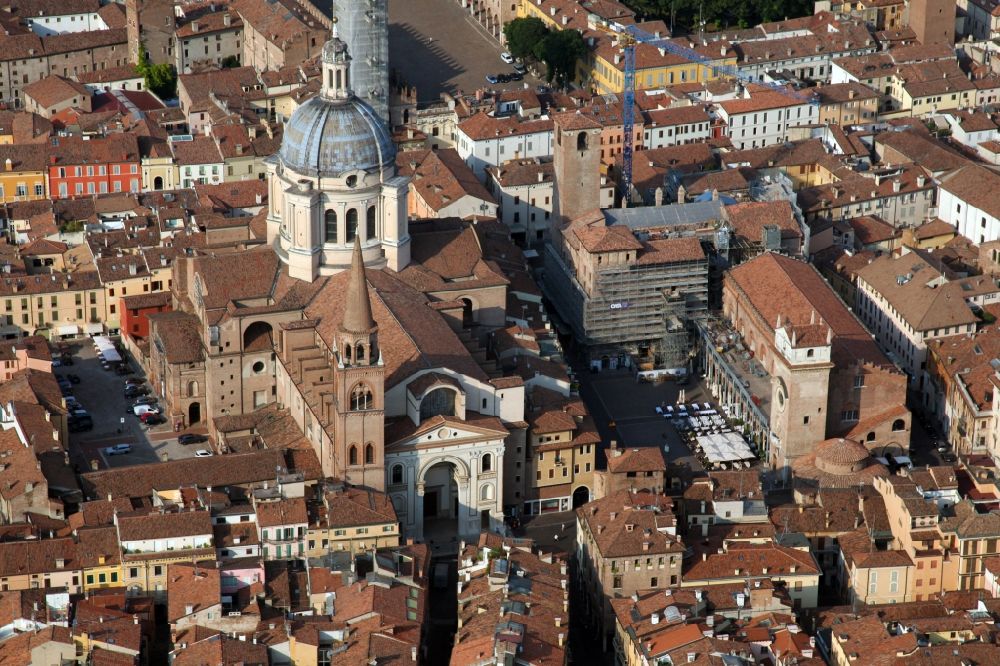 Mantua von oben - Kirchengebäude des Domes in der Altstadt in Mantua in der Lombardei, Italien