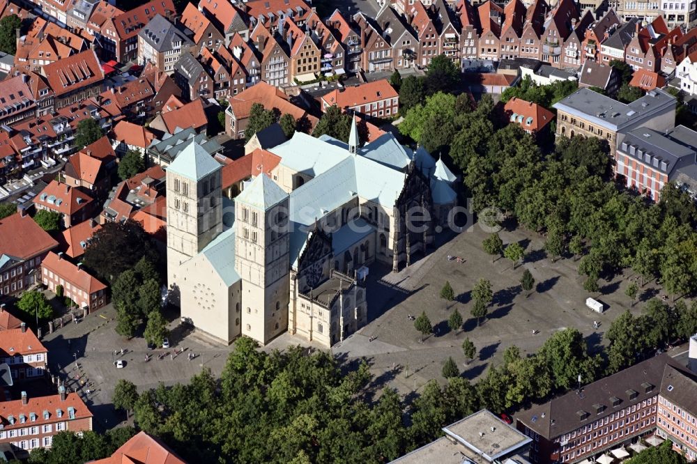 Luftbild Münster - Kirchengebäude des Domes in der Altstadt in Münster im Bundesland Nordrhein-Westfalen, Deutschland