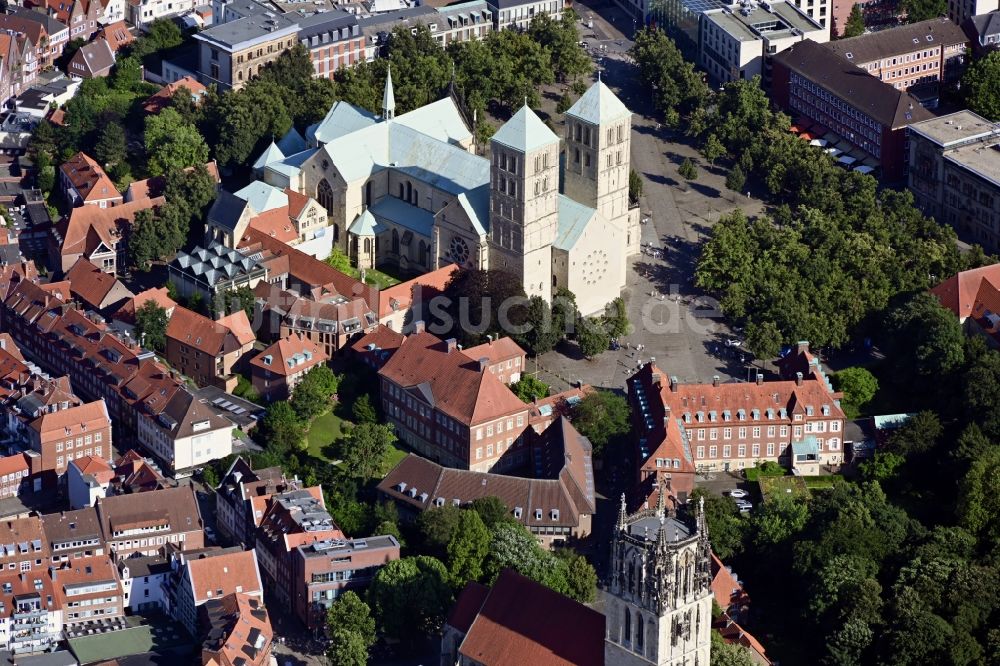 Münster von oben - Kirchengebäude des Domes in der Altstadt in Münster im Bundesland Nordrhein-Westfalen, Deutschland