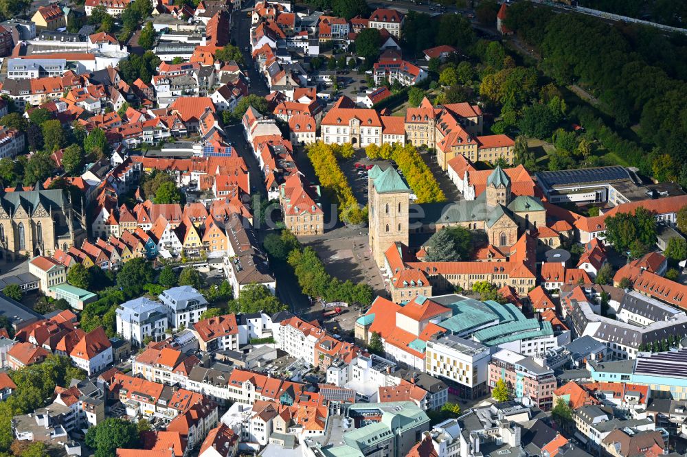 Osnabrück von oben - Kirchengebäude des Domes in der Altstadt in Osnabrück im Bundesland Niedersachsen, Deutschland