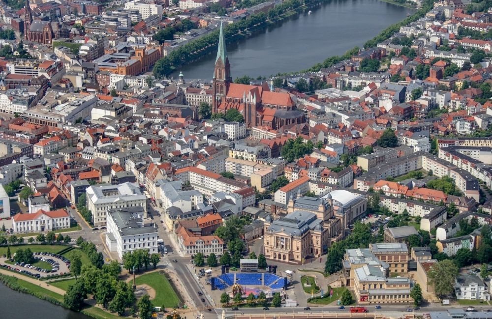 Luftaufnahme Schwerin - Kirchengebäude des Domes in der Altstadt in Schwerin im Bundesland Mecklenburg-Vorpommern, Deutschland