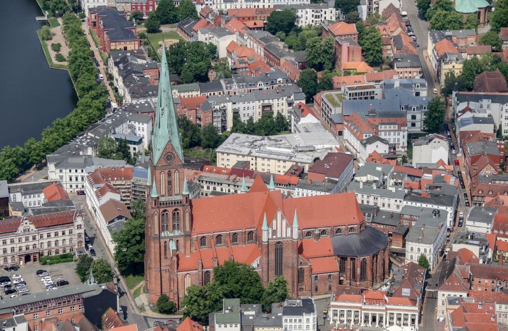 Luftbild Schwerin - Kirchengebäude des Domes in der Altstadt in Schwerin im Bundesland Mecklenburg-Vorpommern, Deutschland
