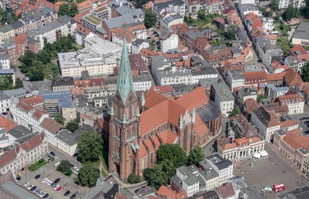 Schwerin von oben - Kirchengebäude des Domes in der Altstadt in Schwerin im Bundesland Mecklenburg-Vorpommern, Deutschland