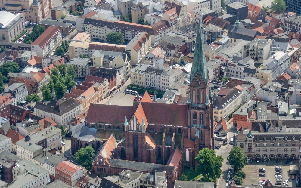 Schwerin aus der Vogelperspektive: Kirchengebäude des Domes in der Altstadt in Schwerin im Bundesland Mecklenburg-Vorpommern, Deutschland