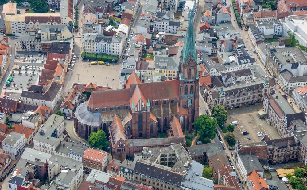 Schwerin von oben - Kirchengebäude des Domes in der Altstadt in Schwerin im Bundesland Mecklenburg-Vorpommern, Deutschland