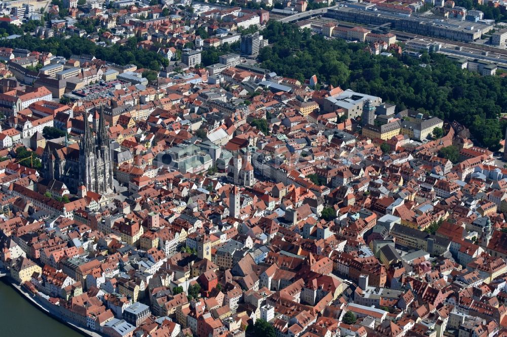 Luftbild Regensburg - Kirchengebäude des Domes St. Peter in der Altstadt in Regensburg im Bundesland Bayern, Deutschland