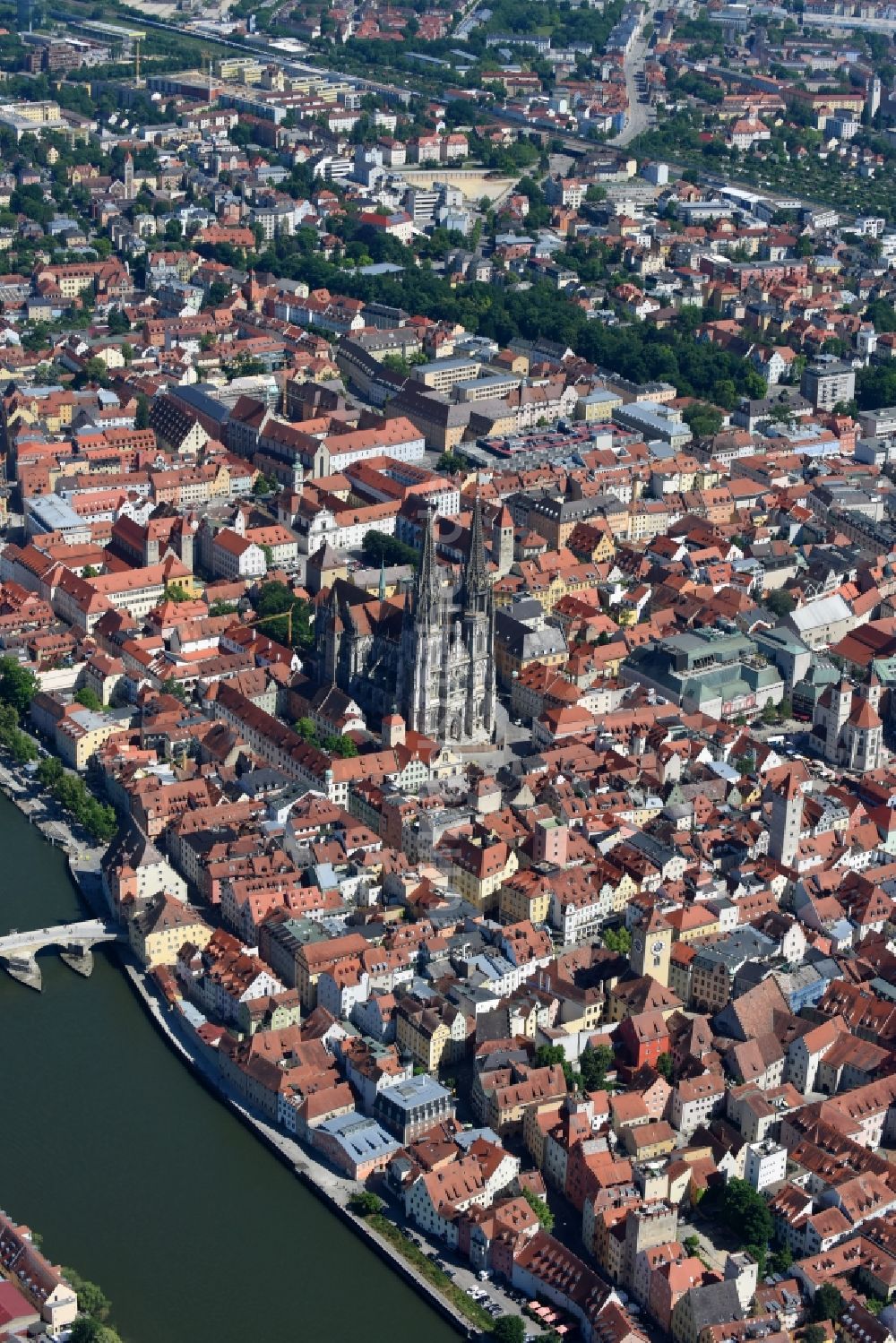 Luftaufnahme Regensburg - Kirchengebäude des Domes St. Peter in der Altstadt in Regensburg im Bundesland Bayern, Deutschland