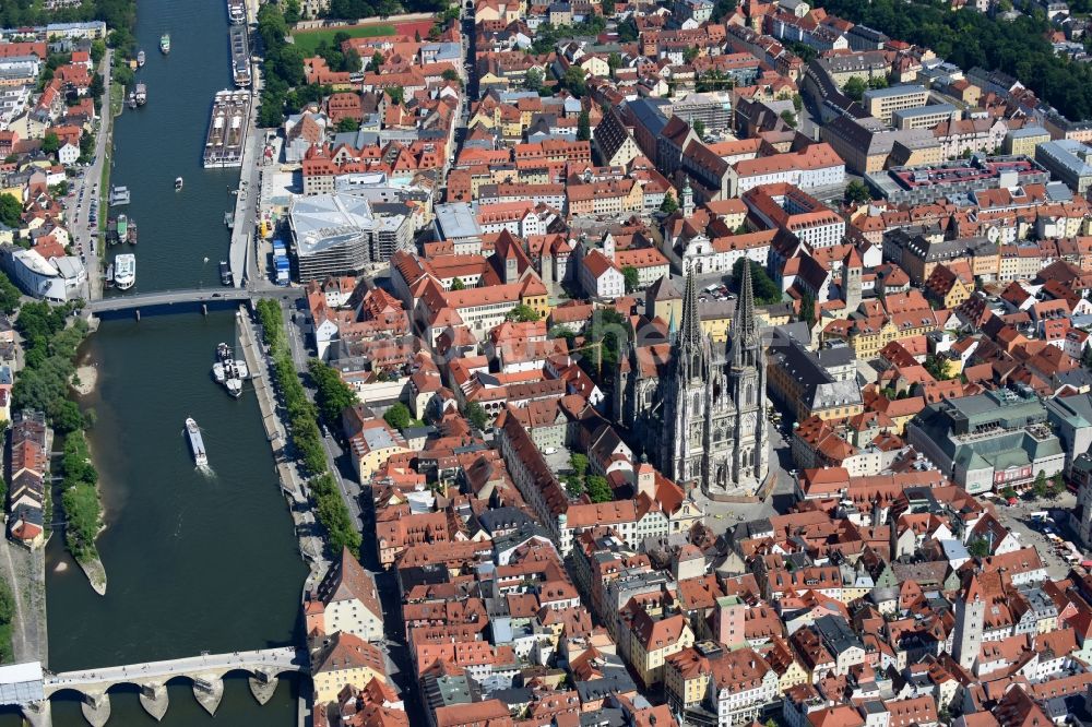 Regensburg aus der Vogelperspektive: Kirchengebäude des Domes St. Peter in der Altstadt in Regensburg im Bundesland Bayern, Deutschland