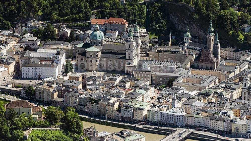 Salzburg aus der Vogelperspektive: Kirchengebäude des Domes zu Salzburg und die Franziskanerkirche in der Altstadt in Salzburg in Österreich