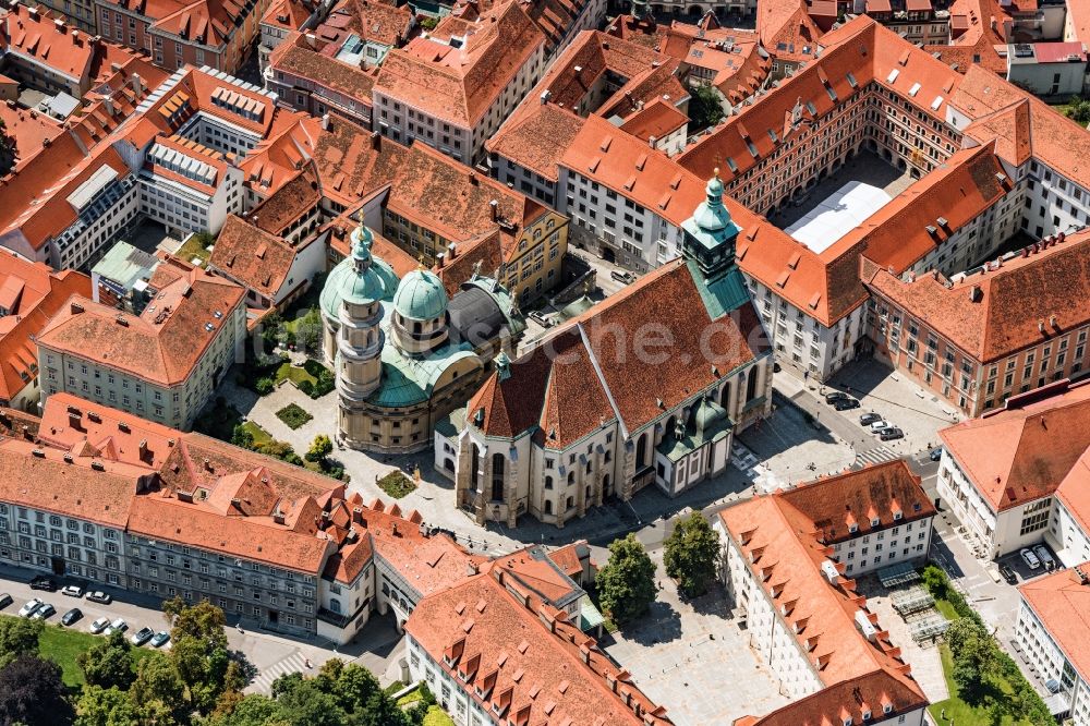 Graz von oben - Kirchengebäude der Domkirche zum Heiligen Ägydius und die Katholische Kirche mit dem Mausoleum von Ferdinand dem II in Graz in Steiermark, Österreich