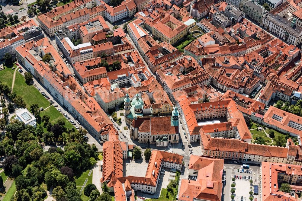Luftbild Graz - Kirchengebäude der Domkirche zum Heiligen Ägydius und die Katholische Kirche mit dem Mausoleum von Ferdinand dem II in Graz in Steiermark, Österreich