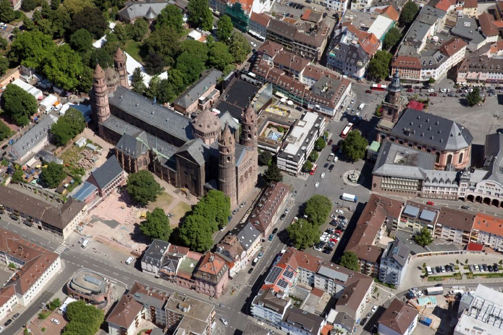 Luftbild Worms - Kirchengebäude des Doms St. Peter im Altstadt- Zentrum in Worms im Bundesland Rheinland-Pfalz, Deutschland