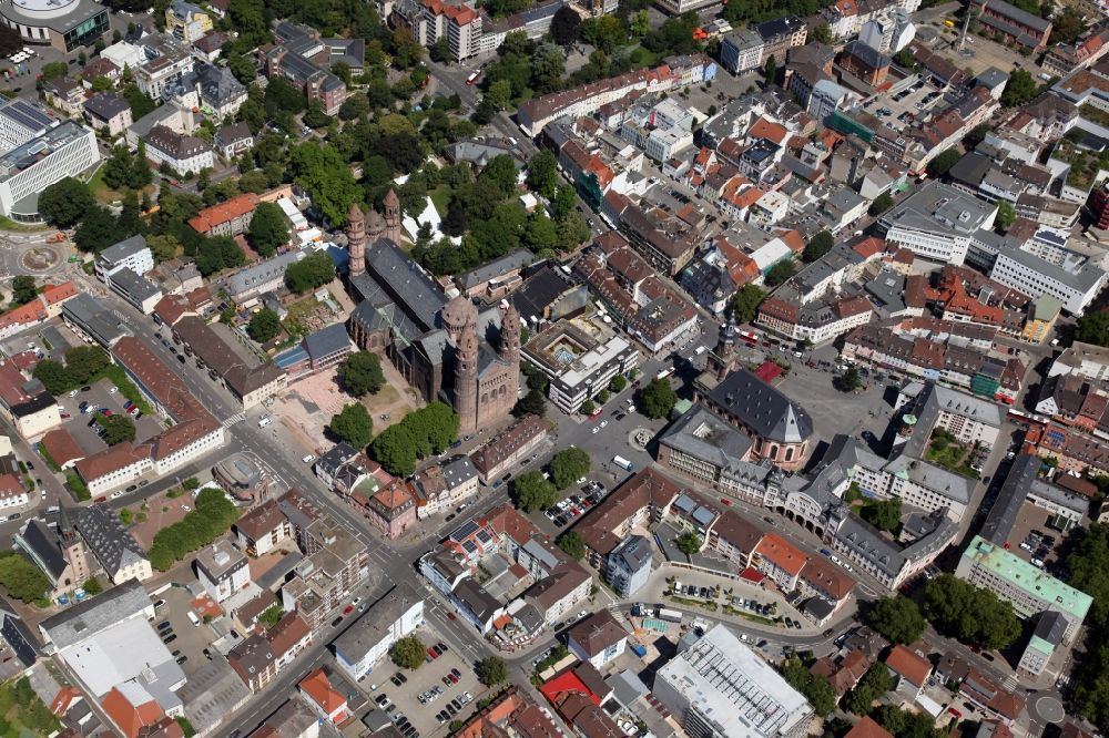 Luftaufnahme Worms - Kirchengebäude des Doms St. Peter im Altstadt- Zentrum in Worms im Bundesland Rheinland-Pfalz, Deutschland