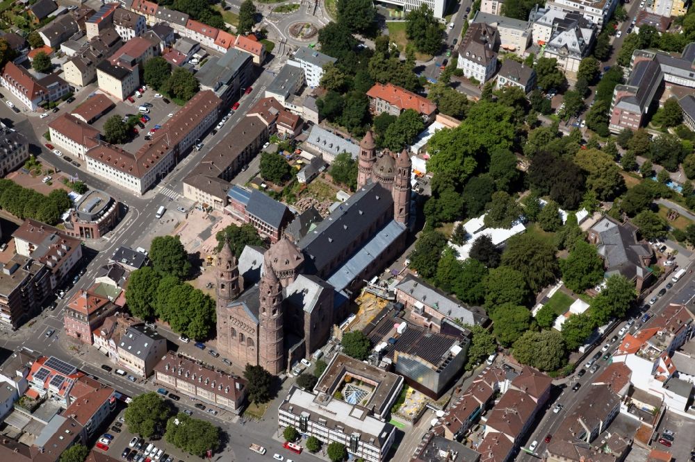 Worms von oben - Kirchengebäude des Doms St. Peter im Altstadt- Zentrum in Worms im Bundesland Rheinland-Pfalz, Deutschland