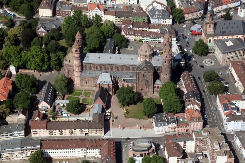 Luftaufnahme Worms - Kirchengebäude des Doms St. Peter im Altstadt- Zentrum in Worms im Bundesland Rheinland-Pfalz, Deutschland