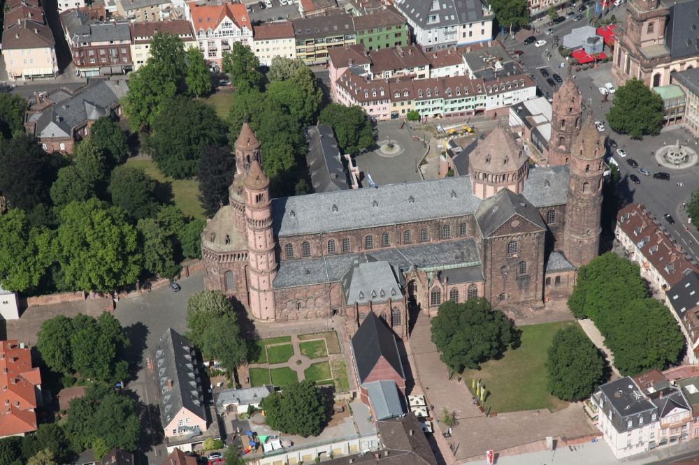 Worms aus der Vogelperspektive: Kirchengebäude des Doms St. Peter im Altstadt- Zentrum in Worms im Bundesland Rheinland-Pfalz, Deutschland
