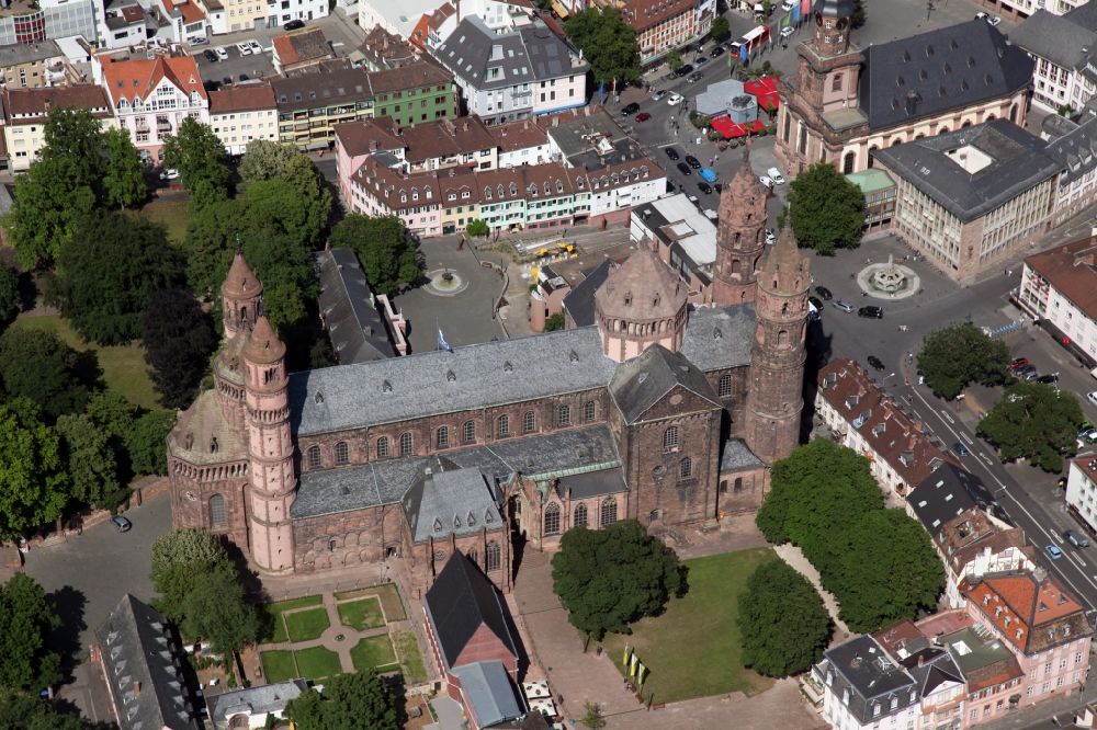 Luftbild Worms - Kirchengebäude des Doms St. Peter im Altstadt- Zentrum in Worms im Bundesland Rheinland-Pfalz, Deutschland