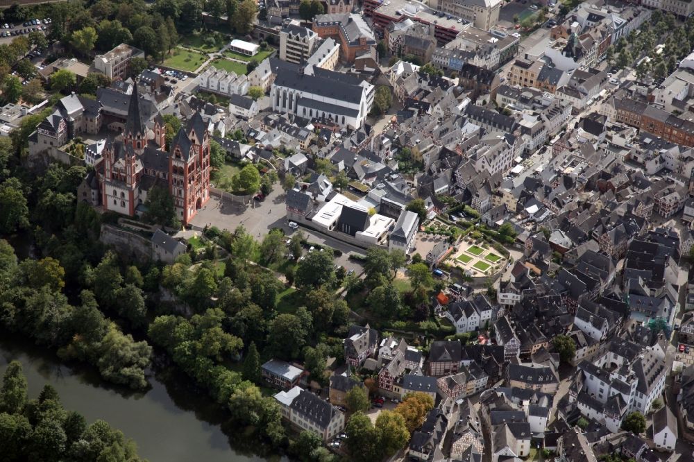 Limburg an der Lahn von oben - Kirchengebäude des Doms Sankt Georg in Limburg an der Lahn im Bundesland Hessen